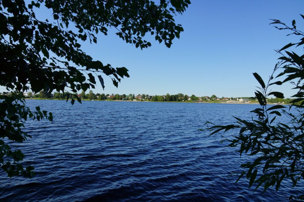 Le bord de la rivière Ashuapmushuan, à Saint-Félicien