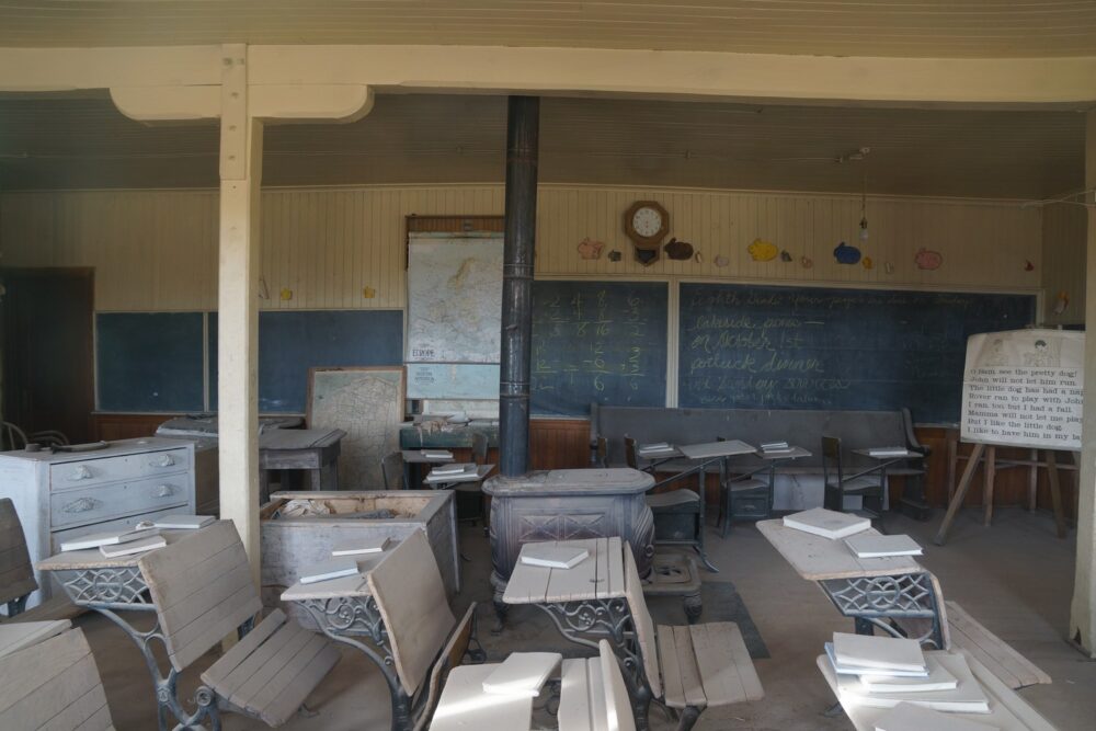 L'intérieur de l'école abandonée