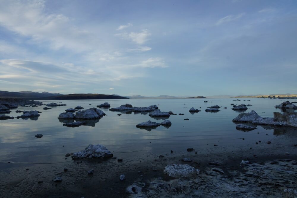 Le lac est très calme