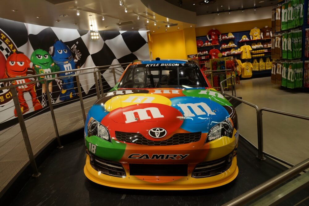Une voiture bonbon ! Détail amusant : sur les voitures de NASCAR, les feux sont inutiles. Ils sont donc peints sur la carrosserie !