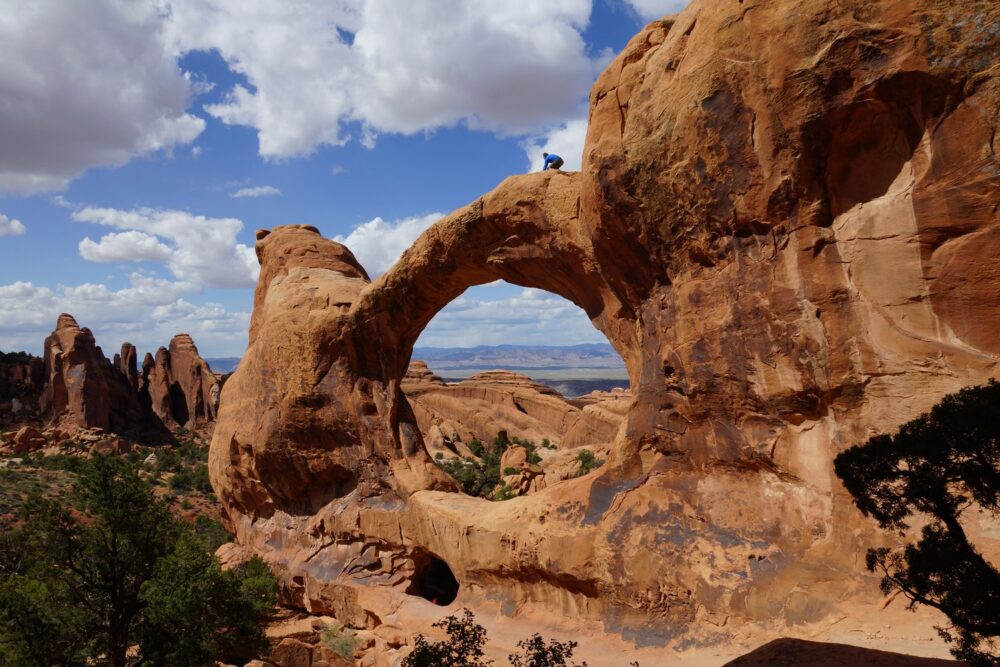 La Double O Arch, avec quelqu'un au sommet
