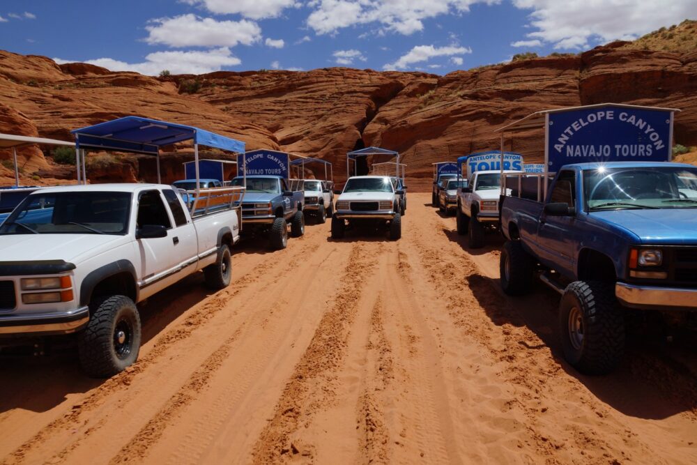 C'est ce genre de 4x4 qui nous emmène dans la canyon. Et on voit qu'il y a du monde garé devant l'entrée !
