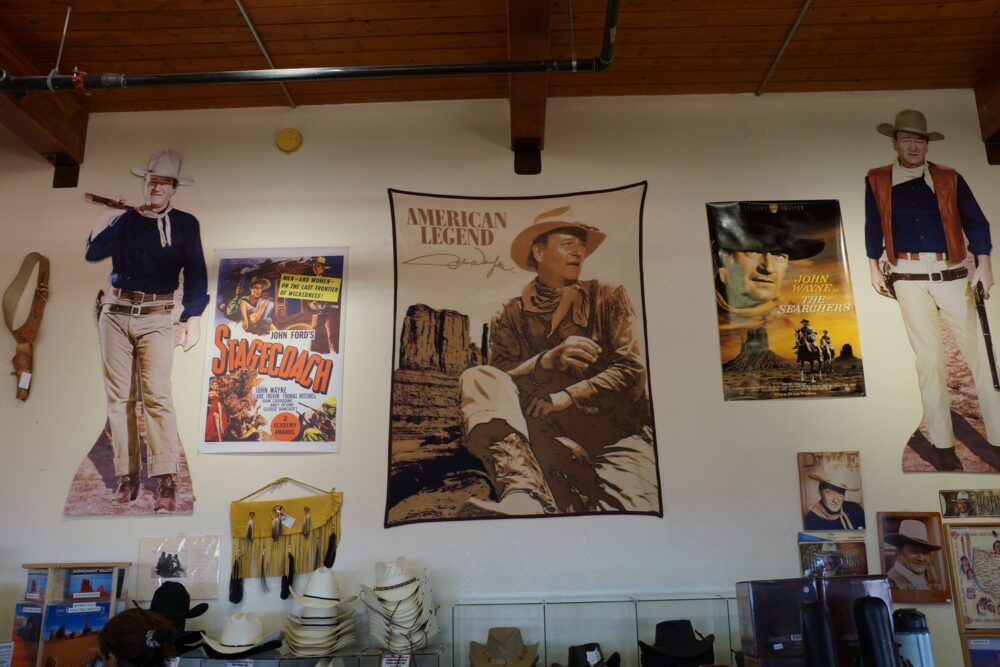 John Wayne est très représenté dans la boutique souvenir