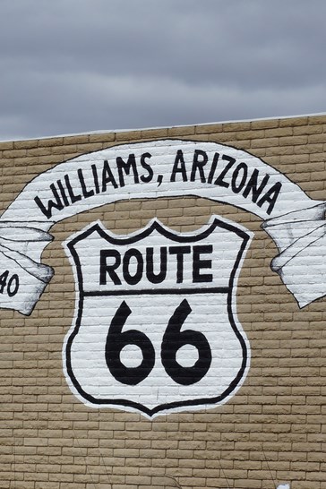 De partout, l'historique" U.S. Route 66" est mise en avant...