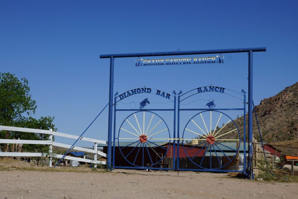 A l'approche du Grand Canyon West, les attractions touristiques réapparaissent !