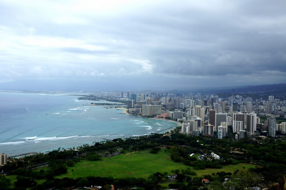La vue sur Honolulu et Waikiki Beach depuis le sommet du cratère