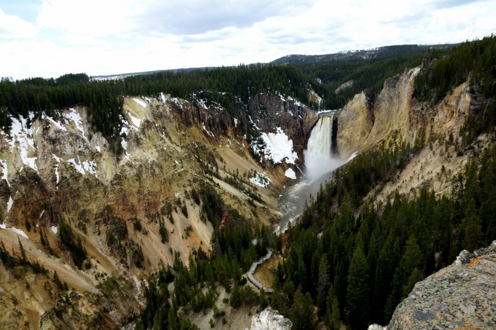 Lower Falls, une chute de 94 mètres de la rivière Yellowstone dans le Grand Canyon