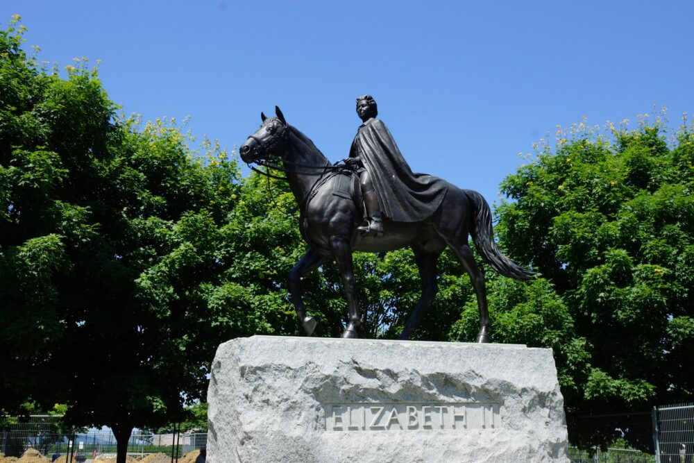 Elizabeth sur un cheval, visiblement une statue qui date d'il y a pas mal d'années :)