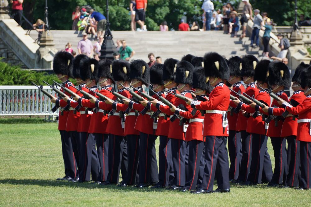 Les troupes de la garde montante attendent d'êtres inspectées