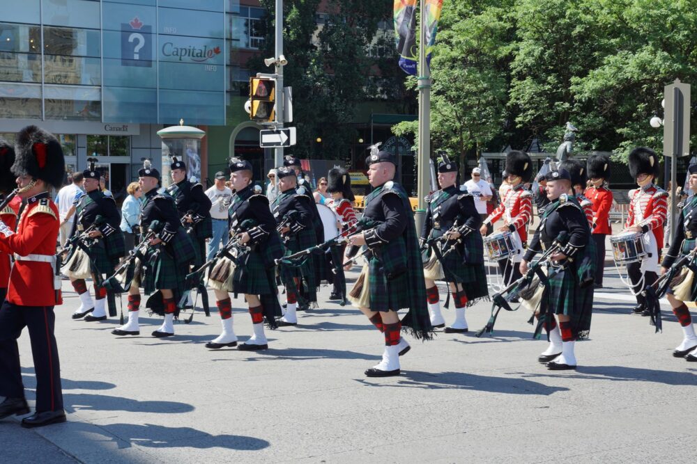 Idem pour la fanfare en Kilt !