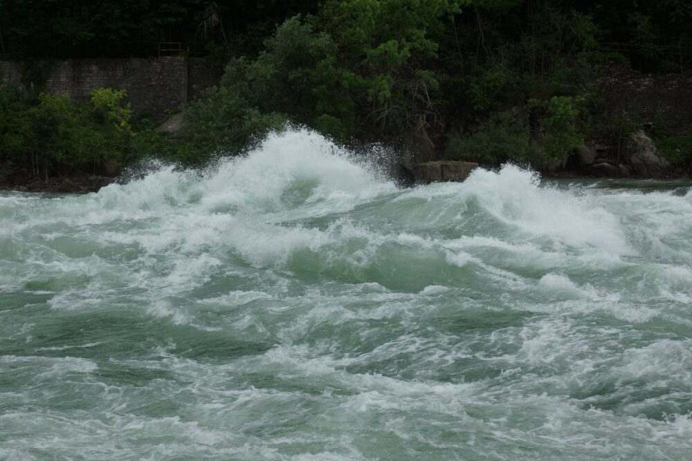 L'eau est un peu agitée par ici...